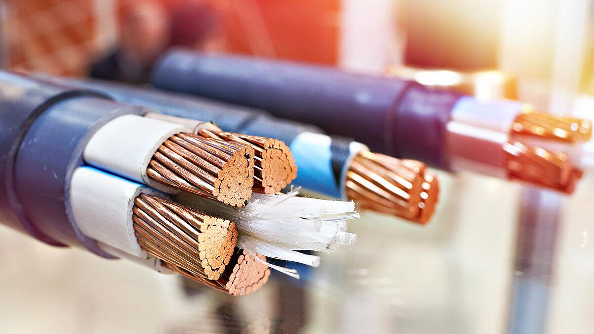 Verschiedenen Kabel am Ende abisoliert.