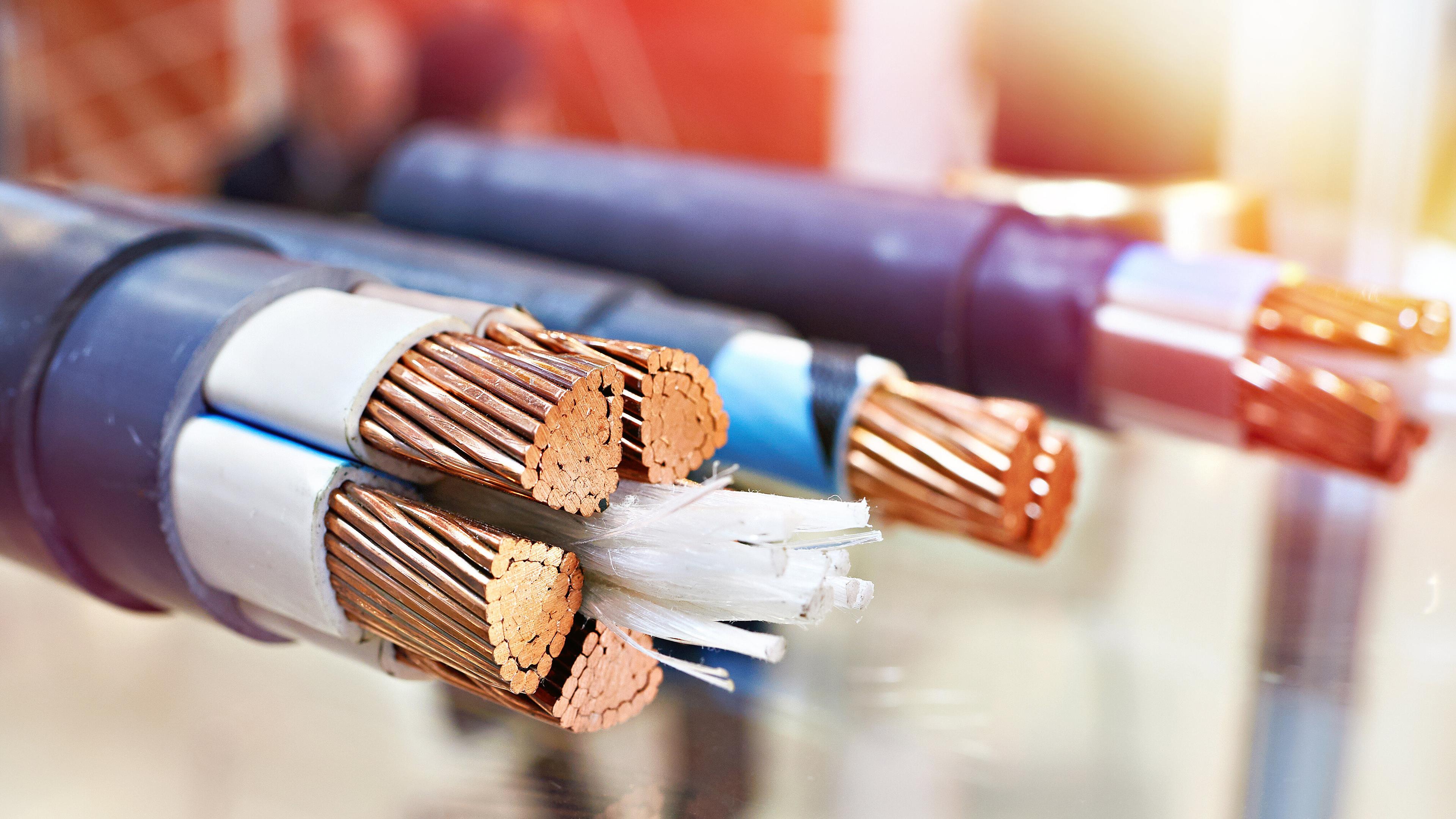 Verschiedenen Kabel am Ende abisoliert.