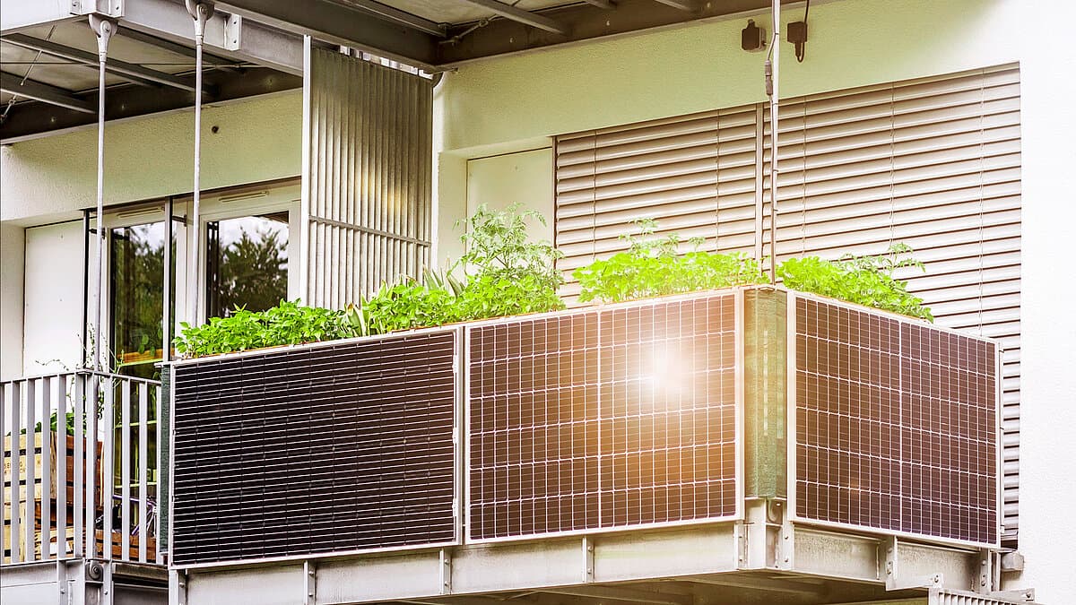 Bild eines Balkons mit Solarpanelen
