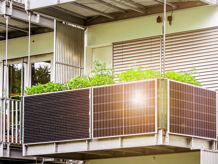 Bild eines Balkons mit Solarpanelen